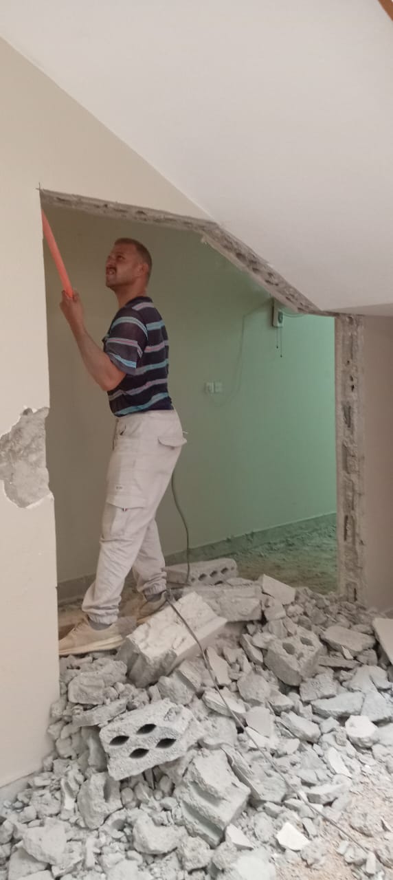 أعمال الهدم والتكسير في موقع العمل